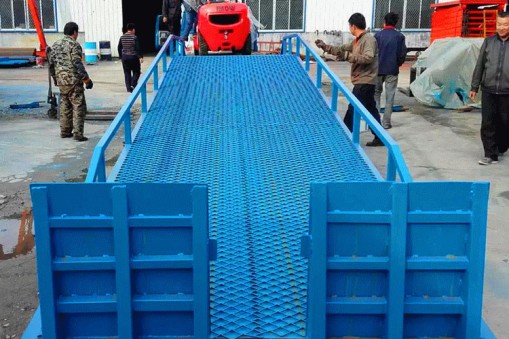 哪個廠家可以定制10噸載重的登車橋？