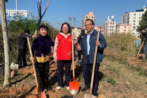 華楠駿業(yè)公司領(lǐng)導(dǎo)參與虎門(mén)宴崗社區(qū)植樹(shù)節(jié)活動(dòng)并捐贈(zèng)綠樹(shù)